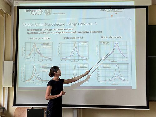 Ulrike Fitzer bei der Verteidigung ihrer Masterarbeit (Foto: Prof. Tamara Bechtold).