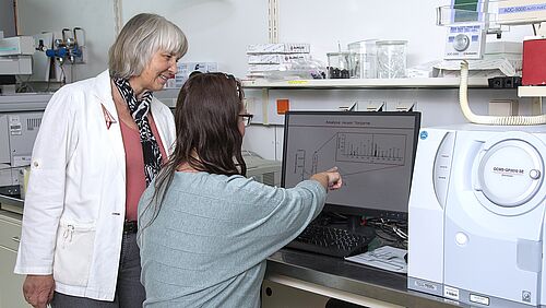 8141a: Auswertung am Massenspektrometer (GCMS) Dr. Nancy Magnus (r.) und Prof. Dr. Birgit Piechulla) (Foto: Universität Rostock/ Julia Tetzke).