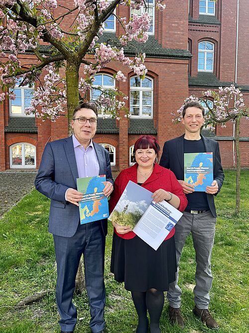 v.l.: Professor Jörn Dosch, Dr. Ludmila Lutz-Auras und Dr. Jens Heinrich. (Foto: Universität Rostock). 