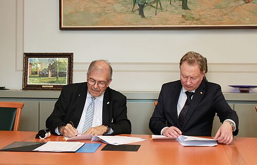 Arturas Razbadauskas, Rektor Universität Klaipėda (r.), und Professor Wolfgang Schareck, Rektor der Universität Rostock, unterzeichneten am 12. Mai 2022 einen Kooperationsvertrag 