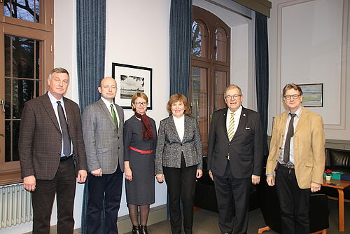 St. Petersburg gratuliert zum Jubiläum. (v.l.) Prof. Sergey Mikadse, Prorektor für allgemeine Verwaltung, Elena Tarasenk, Direktorin Internationale Kooperation, Prof. Dimitri Vasilenko, Prorektor für Internationale Zusammenarbeit, Prof. Wolfgang Schareck, Rektor Universität Rostock, Manuela Balan, Projektmanagerin Unternehmerverband Rostock-Mittleres Mecklenburg e.V. und Michael Paulus, Leiter Rostock International House (Foto: Universität Rostock / Marita Schrieber).