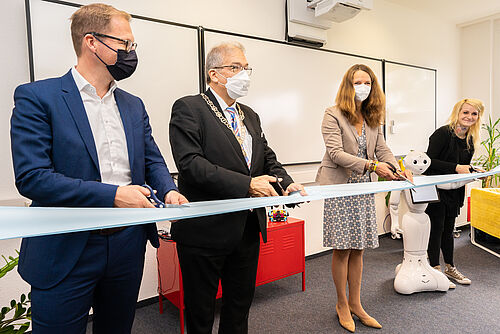 v.l.: Karsten Pannwitt (OSPA), Rektor Professor Wolfgang Schareck, Bettina Martin (Ministerin für Bildung, Wissenschaft und Kultur MV), Christine Bach (Projektleiterin „Digitales Klassenzimmer). (Foto: Jessica Brach/pixflut).