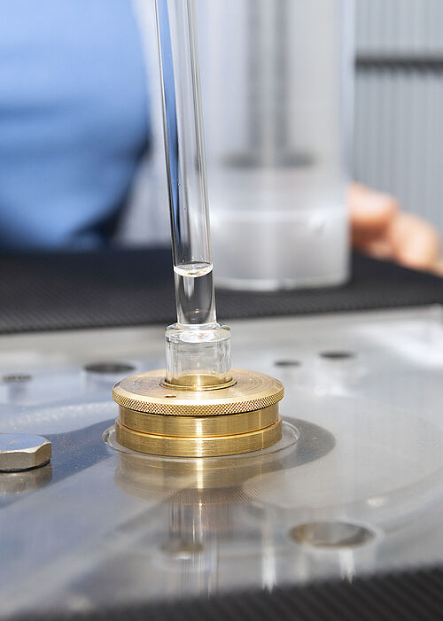 Klar wie Wasser ist die in Wien und Rostock untersuchte ionische Flüssigkeit, die hier in das Magnetfeld eingeführt wird. (Foto: Universität Rostock/Julia Tetzke) 