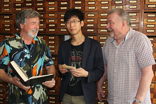 Dr. Christoph Schmitt, Nobuharu Kakuchi und Werner Brinckmann (v.l.) fachsimpeln über Plattdeutsch. (Foto: Universität Rostock/Wolfgang Thiel).