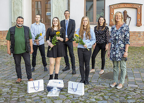 Kanzler Dr. Jan Tamm mit den Auszubildenden, Absolventen, Ausbildern und der Ausbildungskoordination (Foto: Universität Rostock/Thomas Rahr).