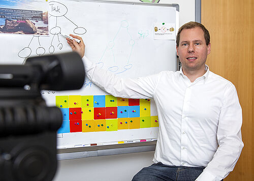 Für das Studienfach Betriebswirtschaftslehre hat Professor Michael Leyer maßgeblich die Weichen gestellt. (Fotos (2): Universität Rostock/Julia Tetzke).