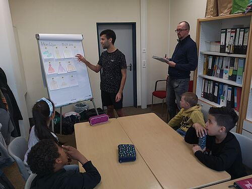 DaZ-Förderung an der Grundschule Schmarl. Arian Guljam, Student im Grundschullehramt, (links) und Dr. Denis Belyaev, wissenschaftlicher Mitarbeiter im Fach Deutsch am Institut für Grundschulpädagogik. Foto: Yosef Farhat).